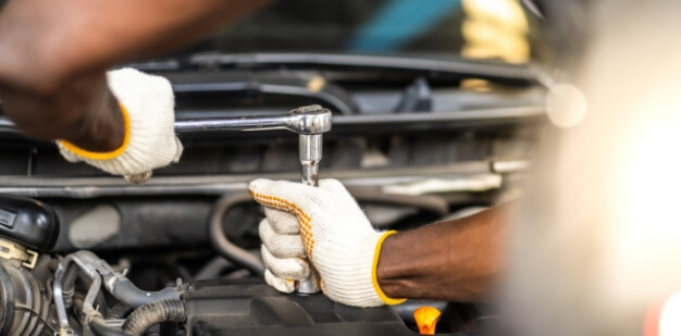 Mecánico reparando maquinaria